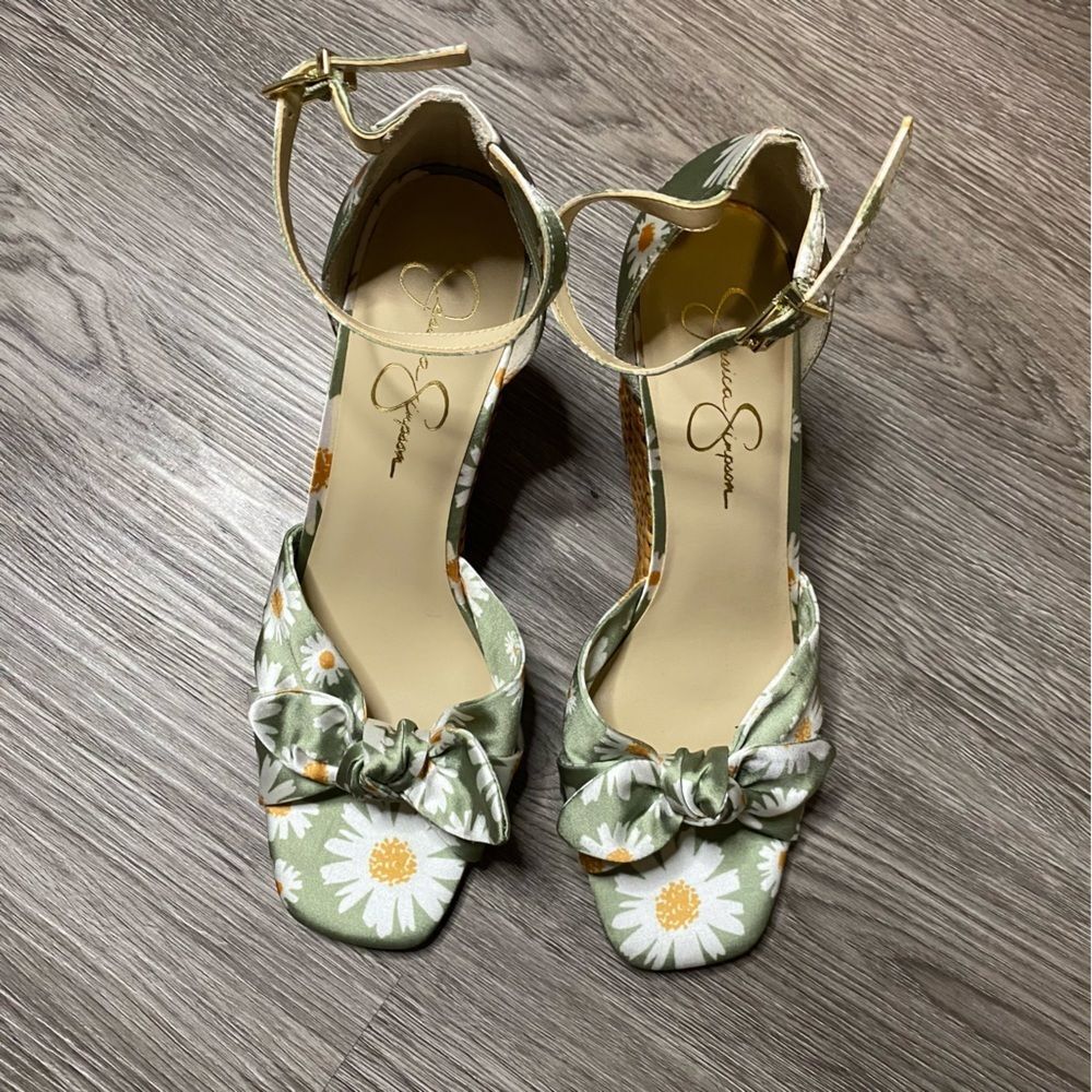 Jessica Simpson Delirah sage green daisy pattern wedge heel size 10